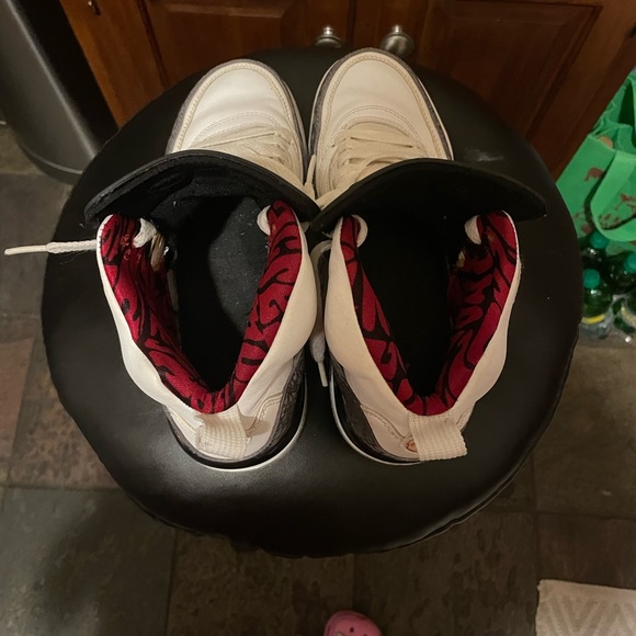 Size 6 which is a woman’s size 7. Retro Jordans in good condition. - Picture 1 of 4